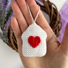 Valentine mini house with heart  amigurumi by AmiGuide