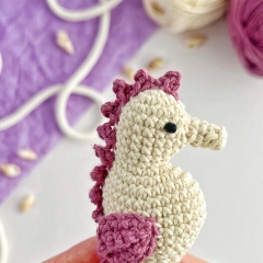Seahorse keychain amigurumi pattern by AmiGuide