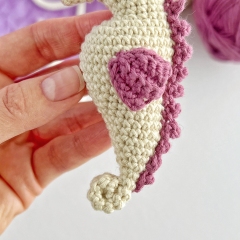 Seahorse keychain amigurumi by AmiGuide