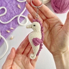 Seahorse keychain amigurumi pattern by AmiGuide
