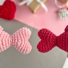 Tiny fish with heart tail amigurumi pattern by AmiGuide