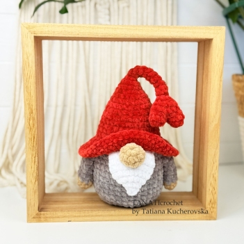 Gnome with heart amigurumi pattern by TANATIcrochet