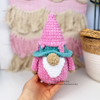 Valentines Gnome amigurumi pattern by TANATIcrochet