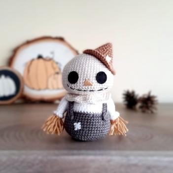 Patches the Scarecrow amigurumi pattern by Miss Cuddlington