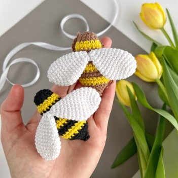 Mini bee keychain amigurumi pattern by AmiGuide