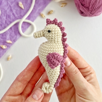 Seahorse keychain amigurumi pattern by AmiGuide