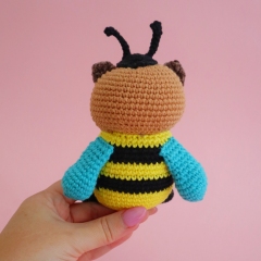 Bert the Capybara Bee amigurumi pattern by Cara Engwerda