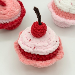 Low-Sew Cupcake Crochet Pattern amigurumi by Curiouspapaya