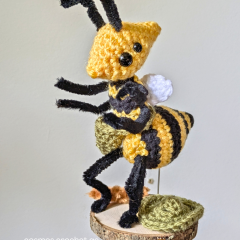 Morgan the archer wasp amigurumi pattern by Cosmos.crochet.qc
