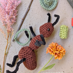 Twiggy the ant scout amigurumi pattern by Cosmos.crochet.qc