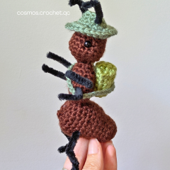 Twiggy the ant scout amigurumi by Cosmos.crochet.qc