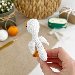 Goose baby rattle amigurumi pattern by AmiGuide