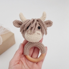 Highland cow baby rattle amigurumi by AmiGuide