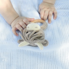 Highland cow baby rattle amigurumi pattern by AmiGuide