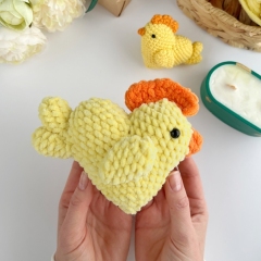 Sweet heart chicken keychain amigurumi by AmiGuide