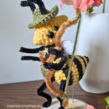 Morgan the archer wasp amigurumi pattern by Cosmos.crochet.qc