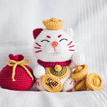 Lucky Cat amigurumi pattern by EMI Creations by Chloe