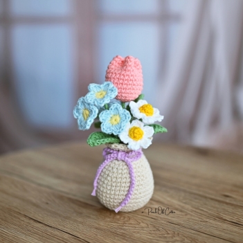 Gentle Bloom Bouquet amigurumi pattern by apinchofcotton