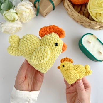 Sweet heart chicken keychain amigurumi pattern by AmiGuide