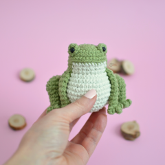 Lyla the frog amigurumi pattern by Elisas Crochet