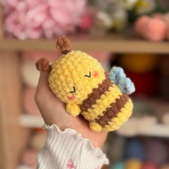 Little bee on flower amigurumi pattern by Knit.friends