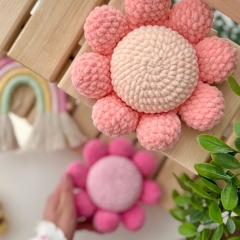 Little bee on flower amigurumi by Knit.friends