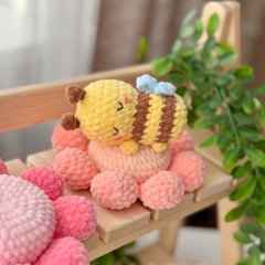 Little bee on flower amigurumi pattern by Knit.friends