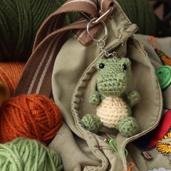 Small Alligator amigurumi pattern by Jen Hayes Creations