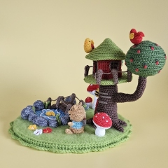 Oliver Bear and His Treehouse amigurumi pattern by SaphirhaseDesign