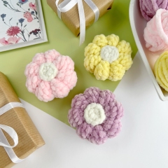 Flower plush keychain amigurumi pattern by AmiGuide