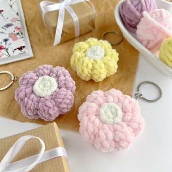 Flower plush keychain amigurumi pattern by AmiGuide