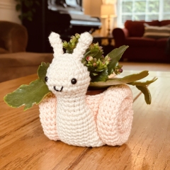 Snail Plant Holder amigurumi pattern by Crochet to Play