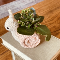 Snail Plant Holder amigurumi by Crochet to Play
