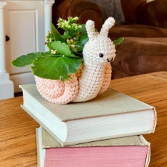 Snail Plant Holder amigurumi pattern by Crochet to Play