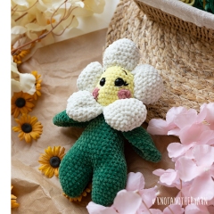 Fleur the Flower amigurumi by Knotanotheryarn