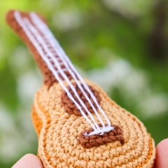Guitar amigurumi by Mariia Zhyrakova