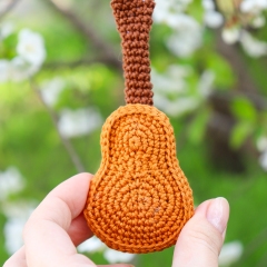 Guitar amigurumi pattern by Mariia Zhyrakova
