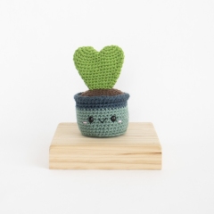 Hoya Heart amigurumi pattern by A Menagerie of Stitches