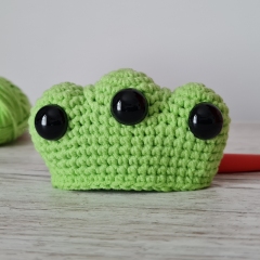 Arnie the Alien amigurumi pattern by Little Green Bear
