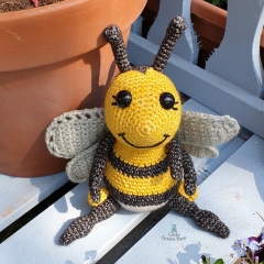 Becky the Bumblebee amigurumi by Little Green Bear