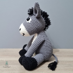 Dennis the Donkey amigurumi by Little Green Bear
