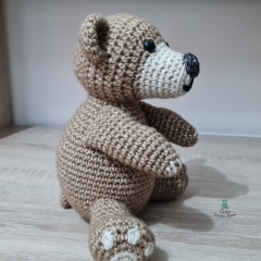 Glenn the Grizzly Bear amigurumi pattern by Little Green Bear
