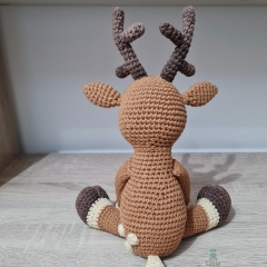 He is 6.5 inches tall (if using sam amigurumi pattern by Little Green Bear