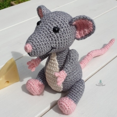 Roscoe the Rat amigurumi pattern by Little Green Bear
