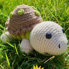 Tucker the Tortoise amigurumi pattern by Little Green Bear