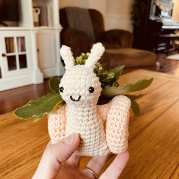 Snail Plant Holder amigurumi pattern by Crochet to Play