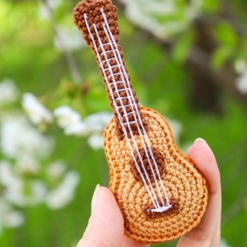 Guitar amigurumi pattern by Mariia Zhyrakova