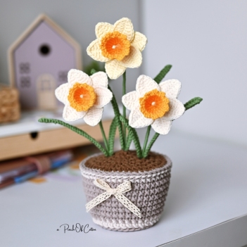 Daffodil in a Pot amigurumi pattern by apinchofcotton