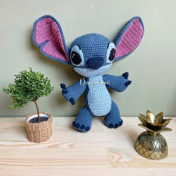 Blue alien amigurumi pattern by Domigurumi