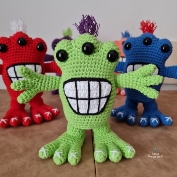 Arnie the Alien amigurumi pattern by Little Green Bear